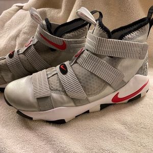 Men’s Nike LeBron Soldier 11 metallic silver
